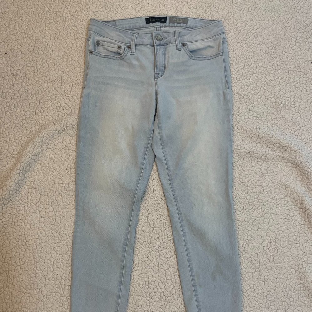 Aeropostale light wash cropped jeggings - womens size 6, light wash,  distressed